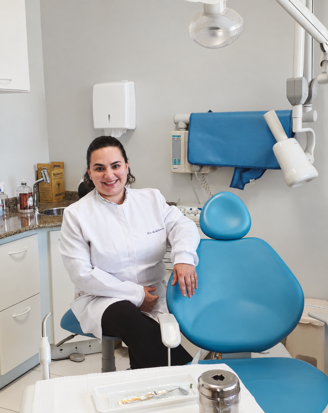 Sala de atendimento com cadeira odontológica
